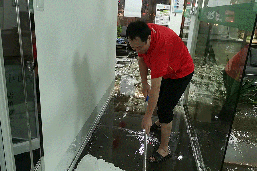 暴雨來襲，聽覺有道驗配師連夜搶救公司財產